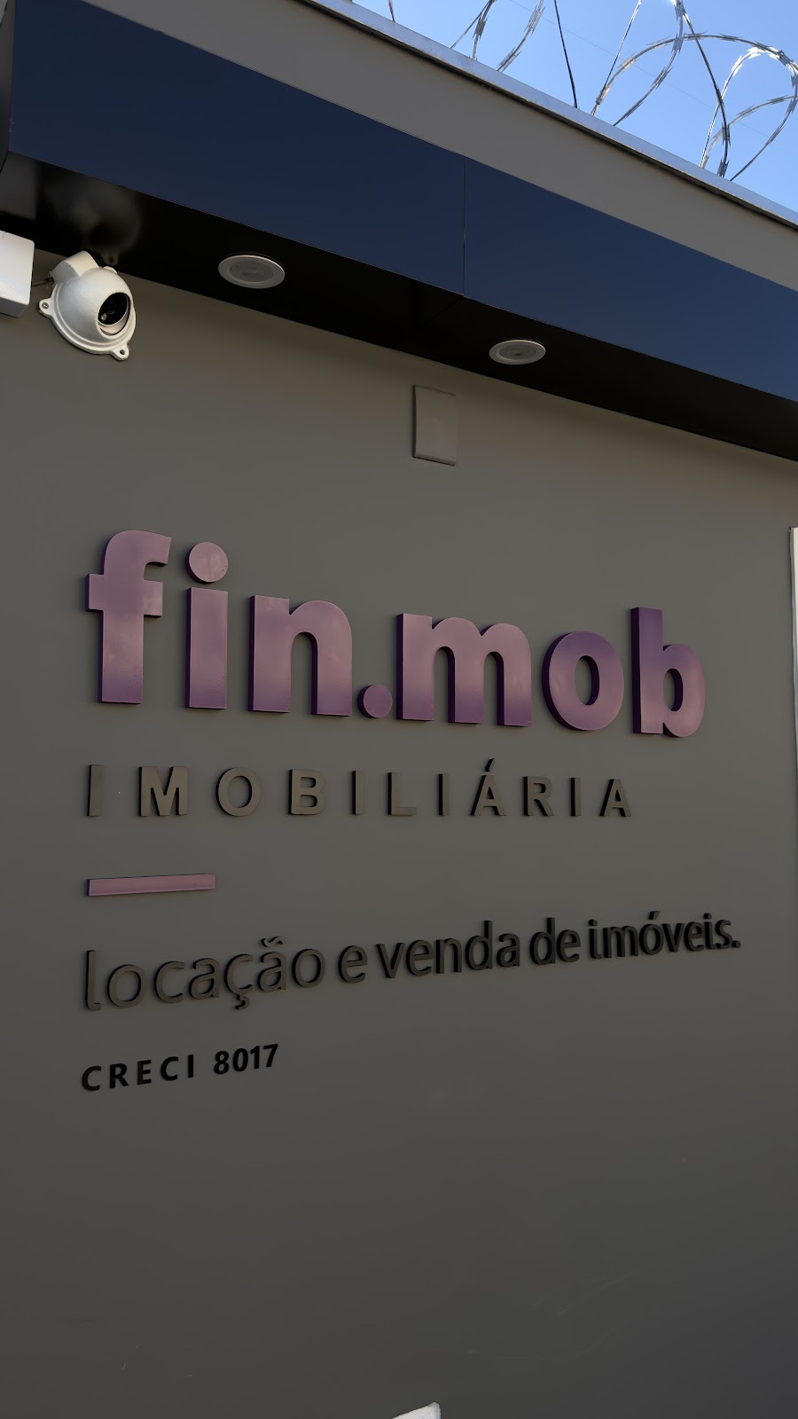 Placa da Fin-Mob no escritório